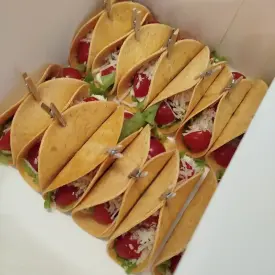 Мини-тортильи «Цезарь с курицей»